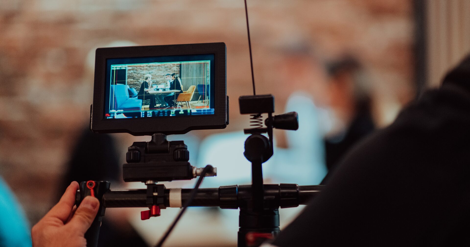 【速報】公正取引委員会、ライバー事務所4社に注意：契約終了後の活動制限は独禁法違反のおそれ