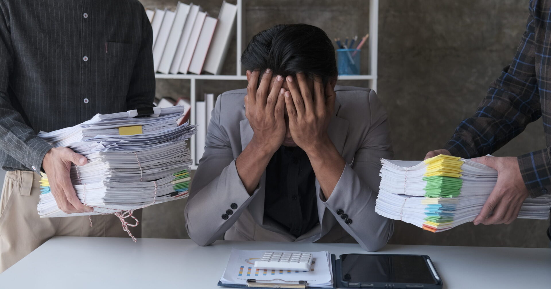法務担当者が突然いなくなるリスクとは？人手不足の原因と対策（採用・兼任・アウトソーシング）を解説